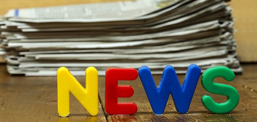 News e jornais empilhados