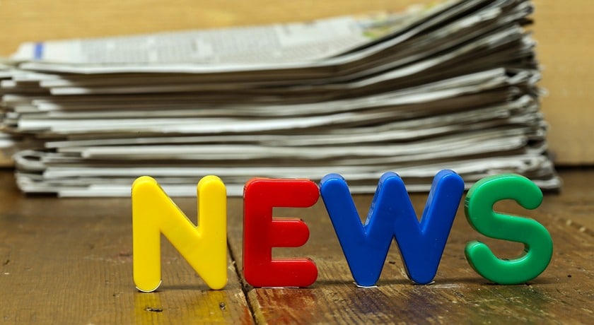 News e jornais empilhados