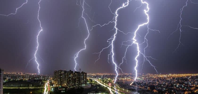Saiba como evitar as perdas devido aos raios nesta época do ano