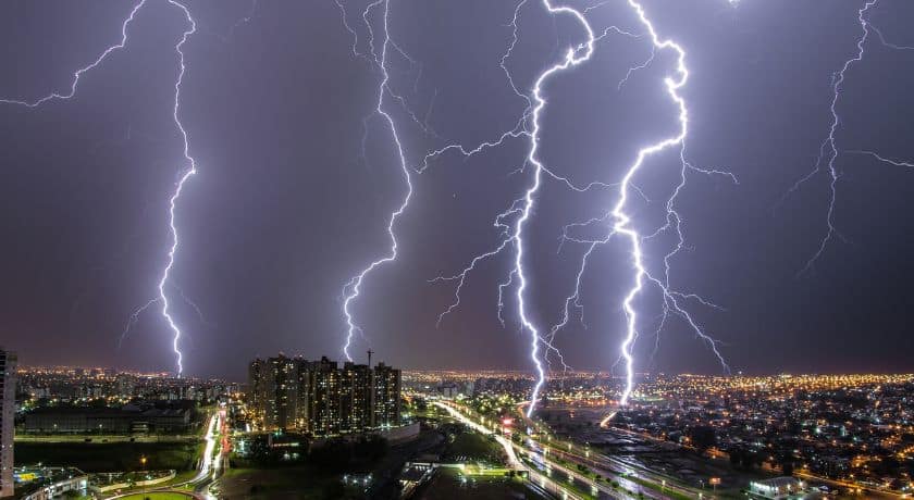 Saiba como evitar as perdas devido aos raios nesta época do ano