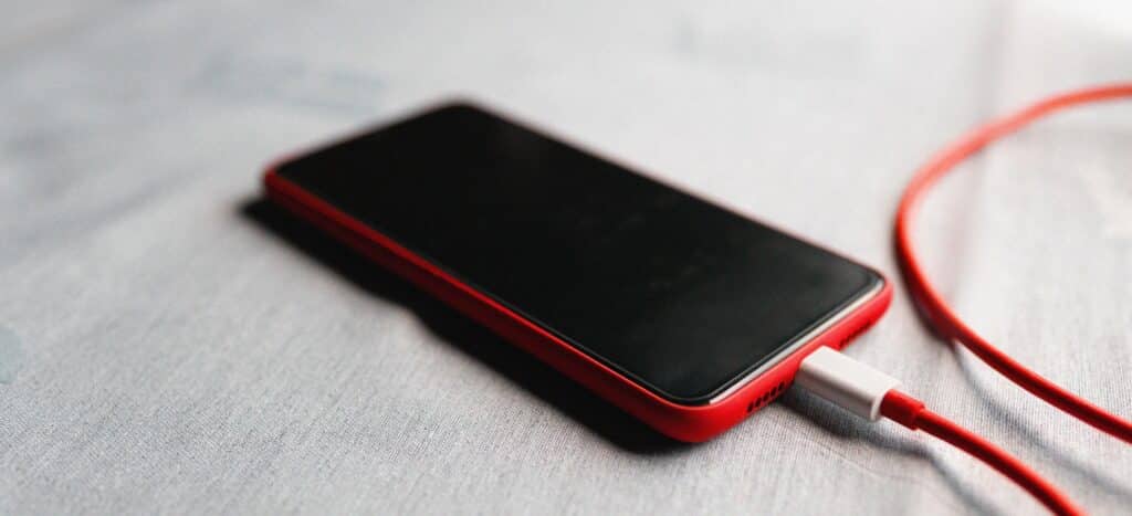 Celular carregando-TS Shara