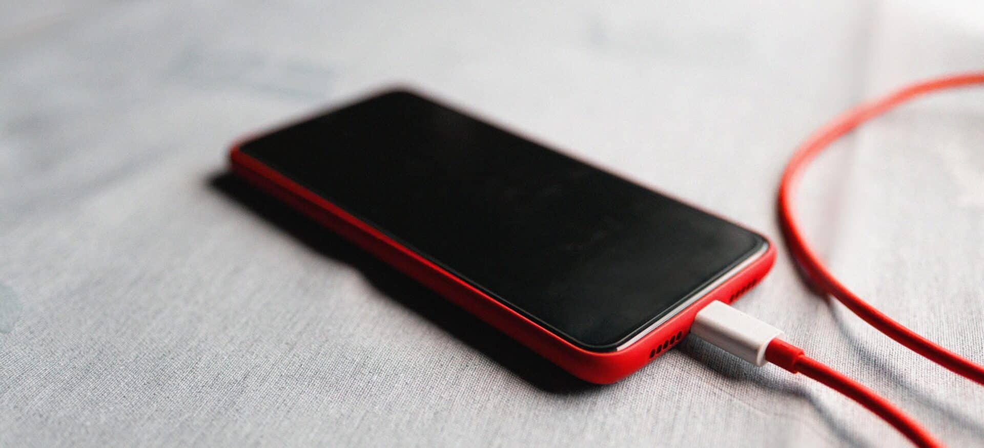 Celular carregando-TS Shara