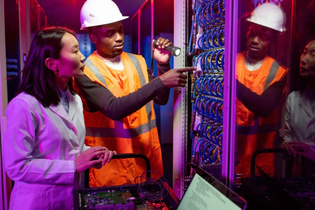 Inspeção na rede eletrica. TS SHARA lança linhas de nobreaks Micro Processados que se conectam em Qualquer Rede Elétrica