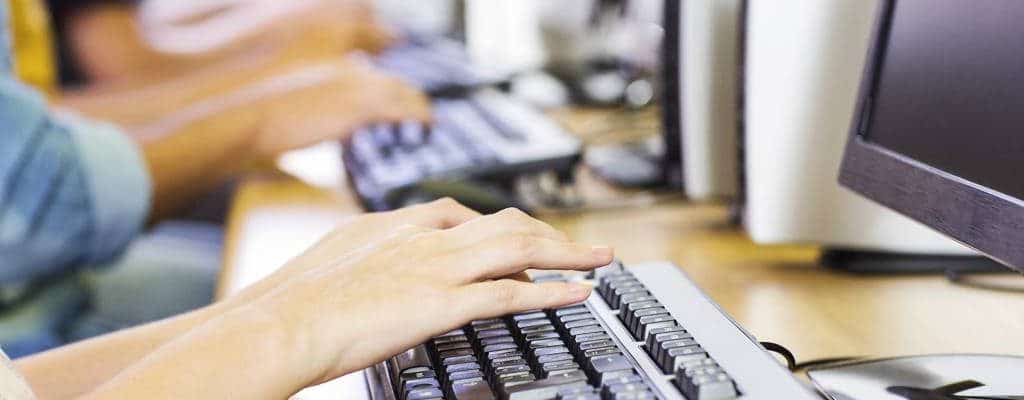 digitando no computador