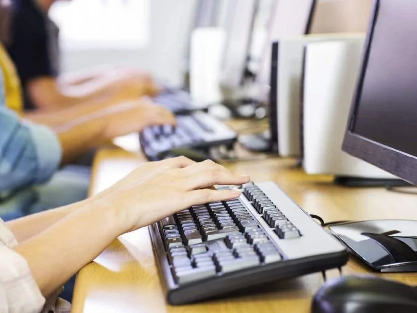 digitando no computador