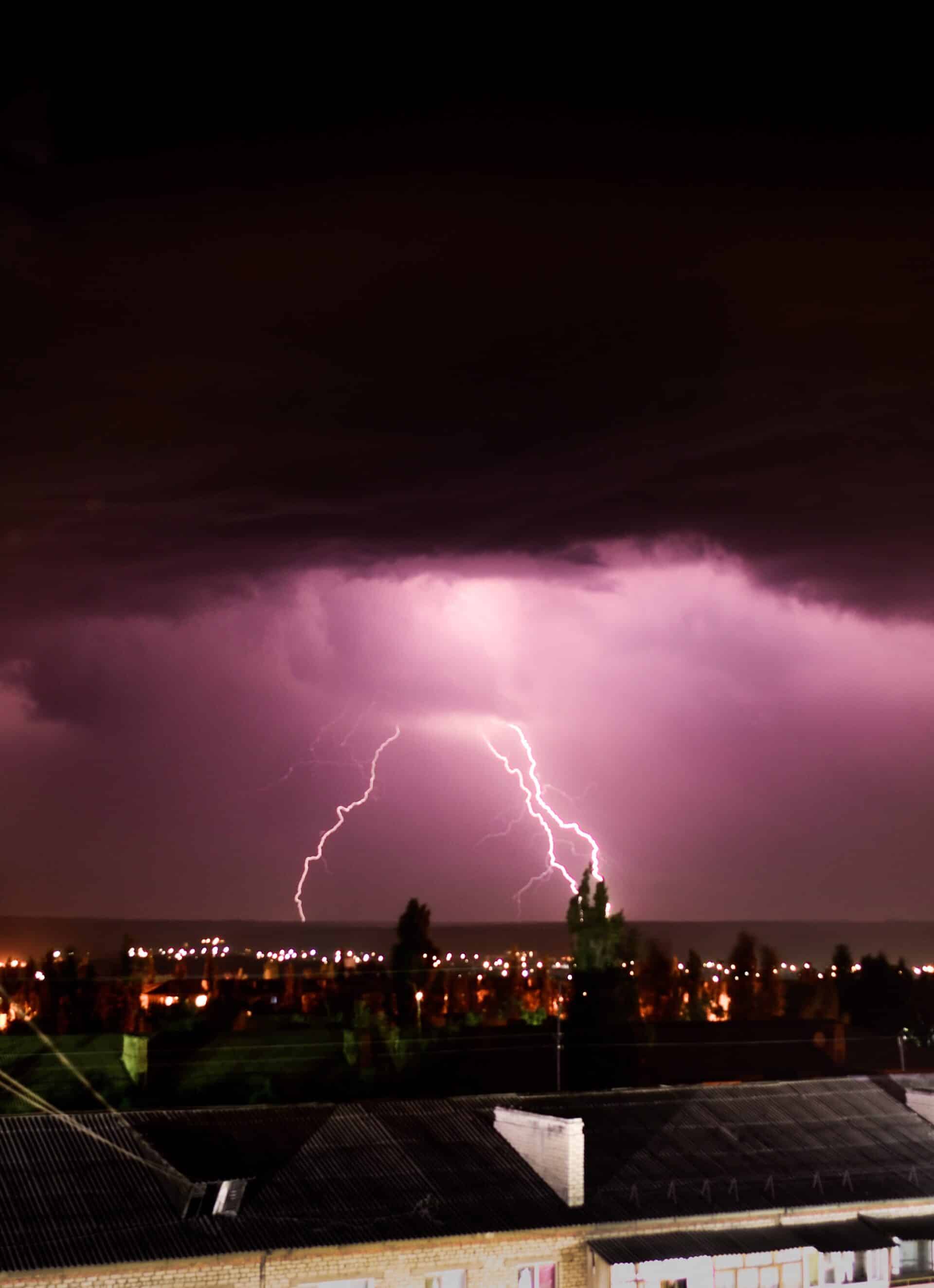 Raios na cidade, saiba como proteger equipamentos eletrônicos de raios e quedas de energia