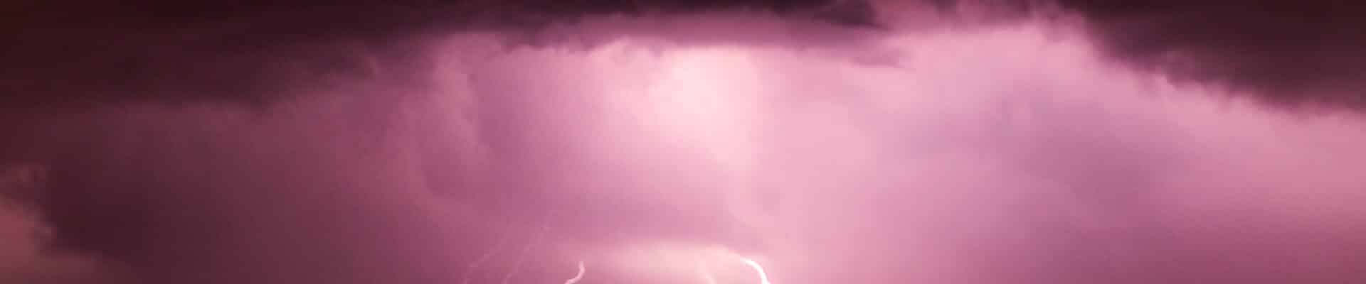 Raios na cidade, saiba como proteger equipamentos eletrônicos de raios e quedas de energia