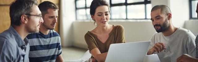 funcionários trabalhando no escritório