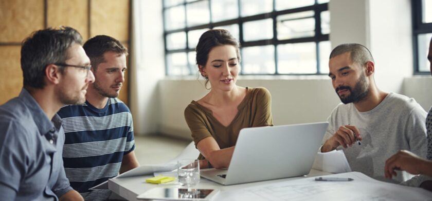 funcionários trabalhando no escritório