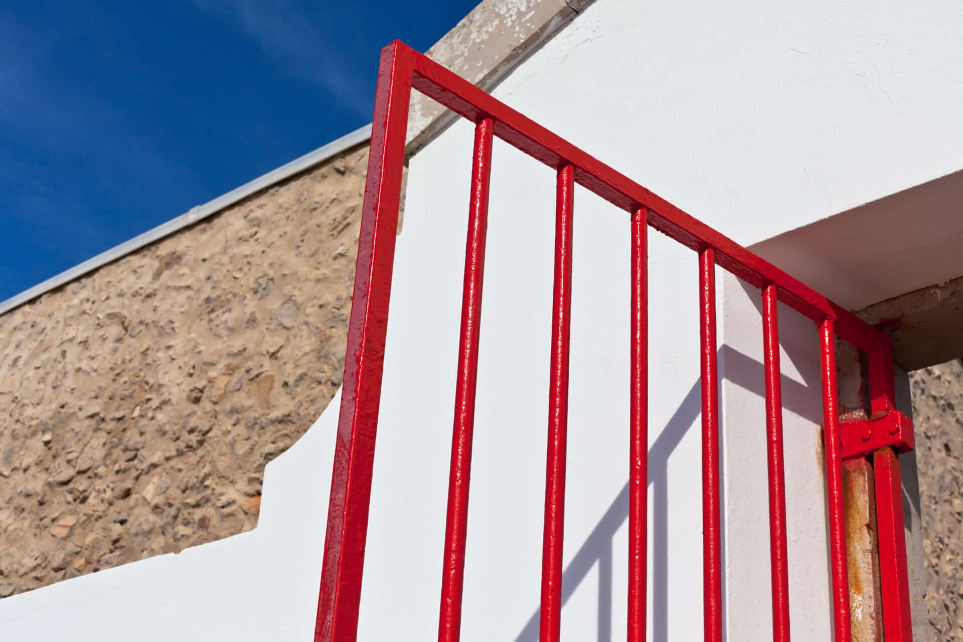 Portão vermelho aberto