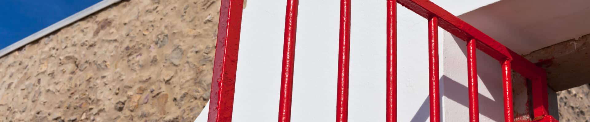 Portão vermelho aberto