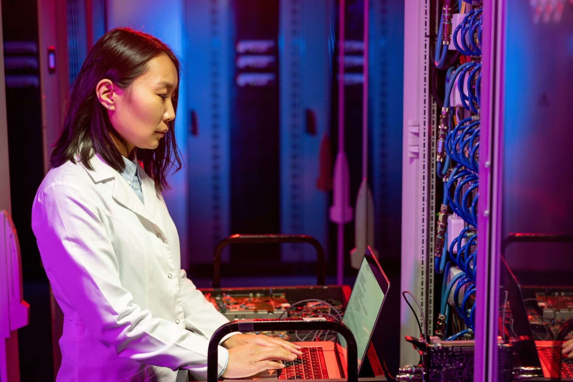 mulher mechendo no notebook