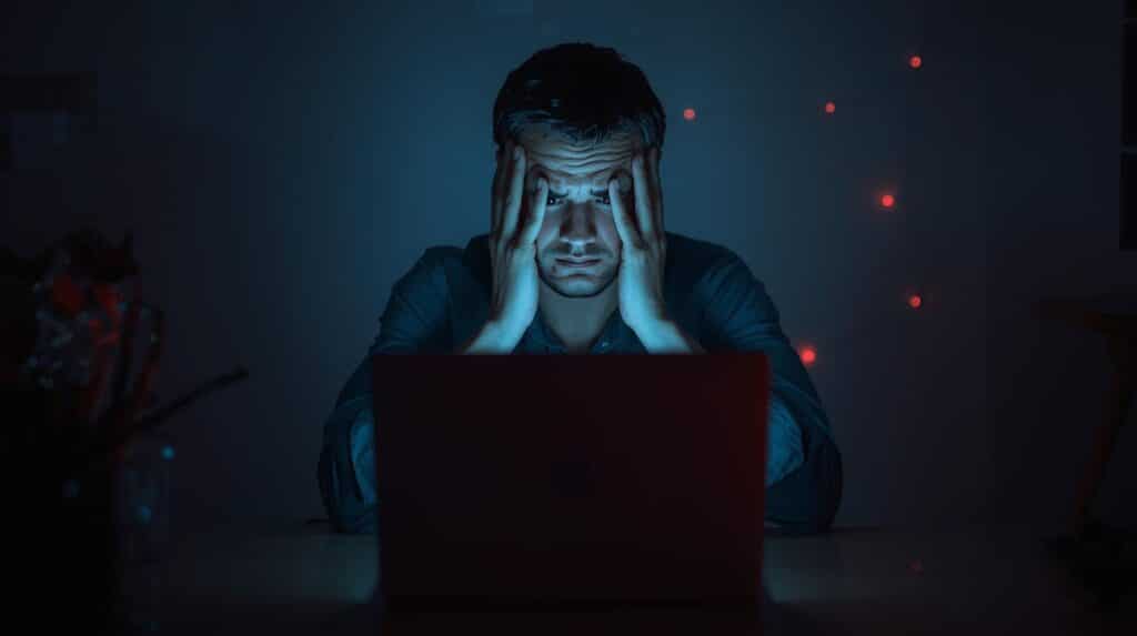 Homem usando notebook tendo uma queda de energia