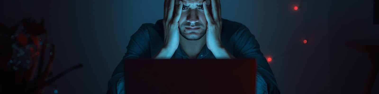 Homem usando notebook tendo uma queda de energia