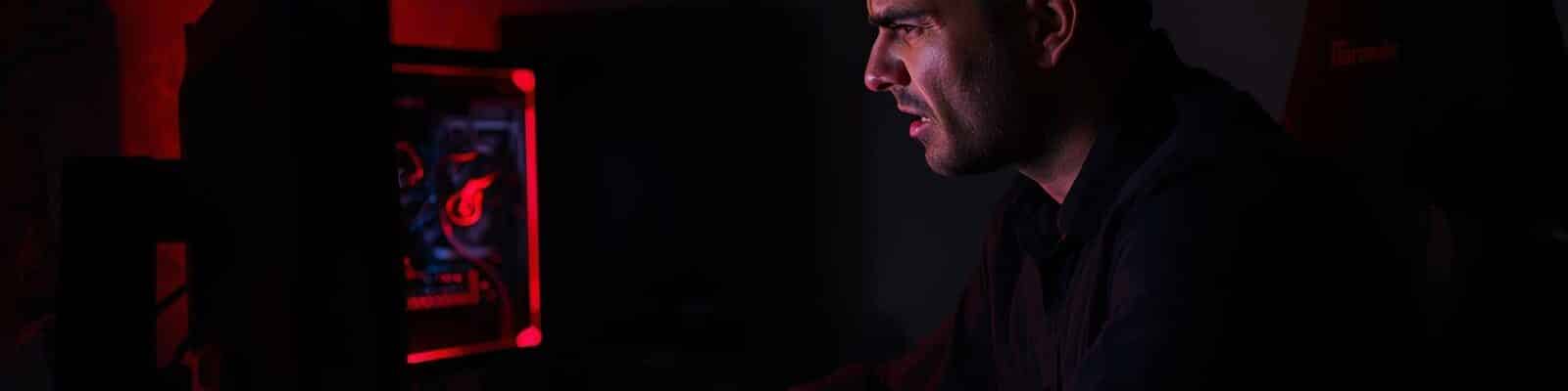 Homem jogando no compuitar com ledes vermelhas