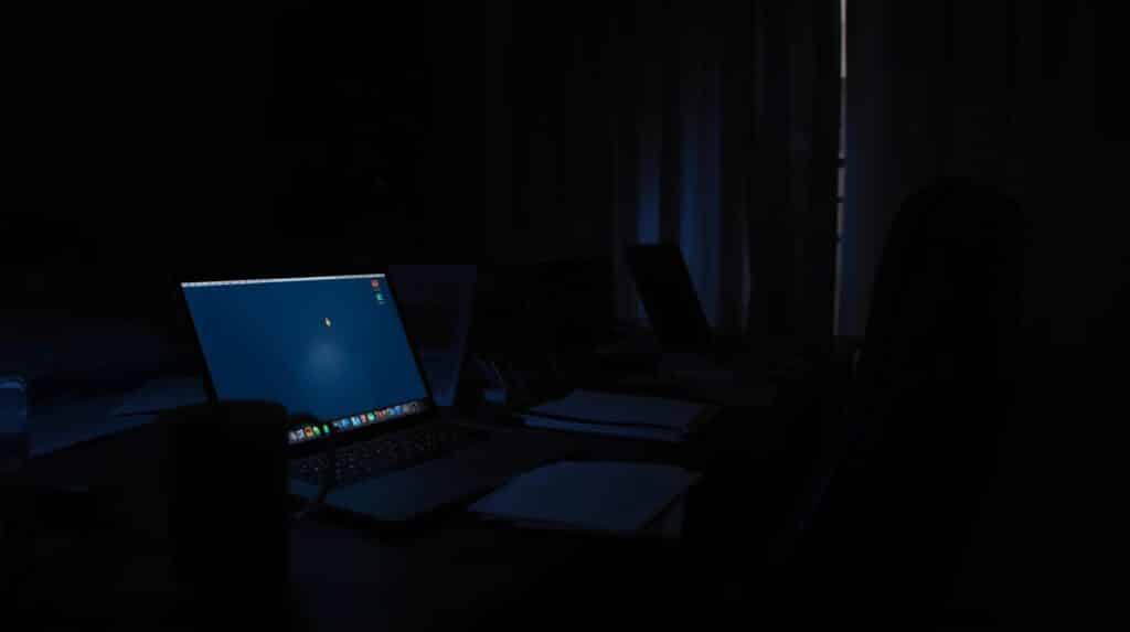 Notebook ligado em uma sala sem energia