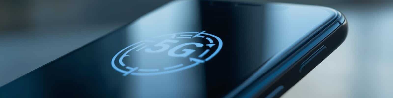 smartphone moderno, com um ícone de "5G" digital e brilhante na tela escura.