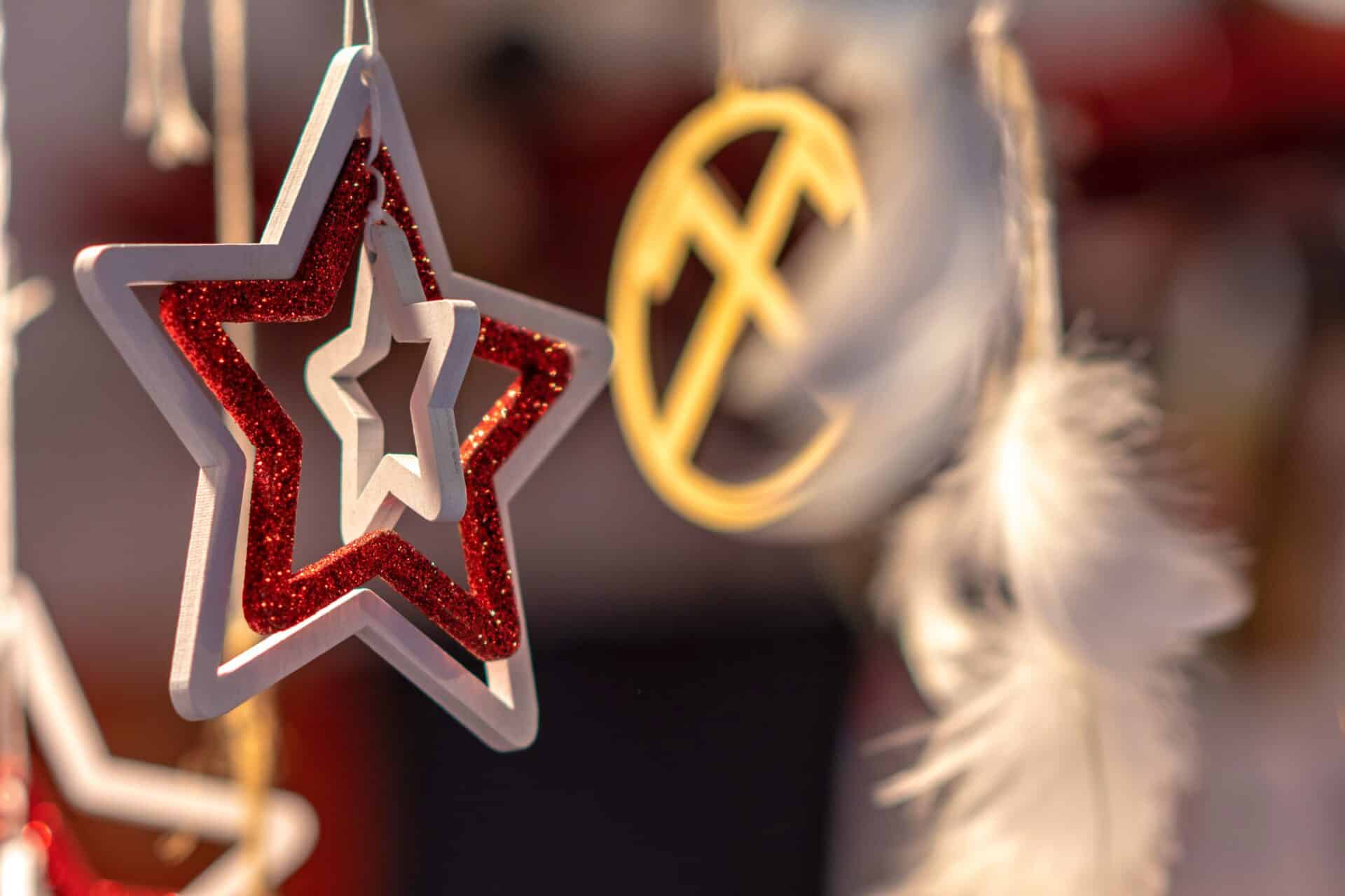Decoração de natal com uma estrela vermelha no centro