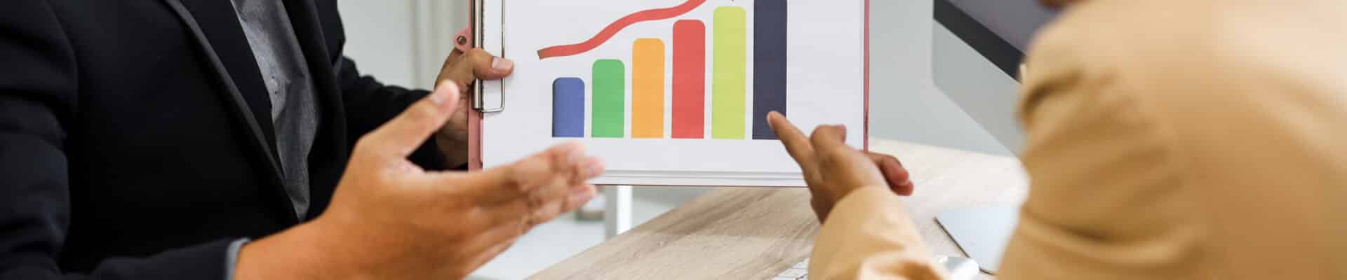 Discussão de negoicios com um grafico subindo