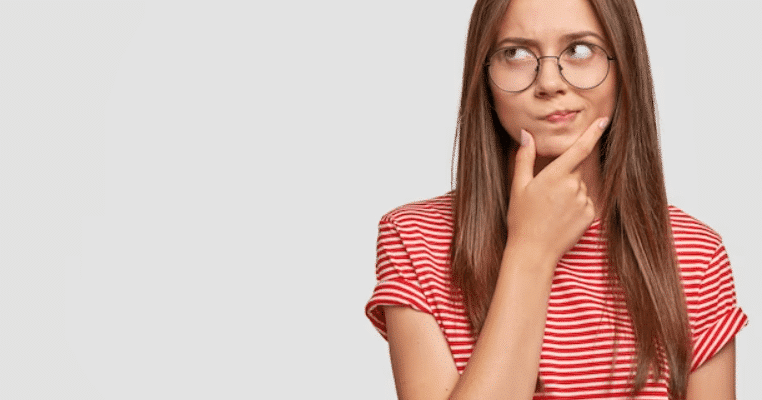 uma mulher com gestual de dúvida