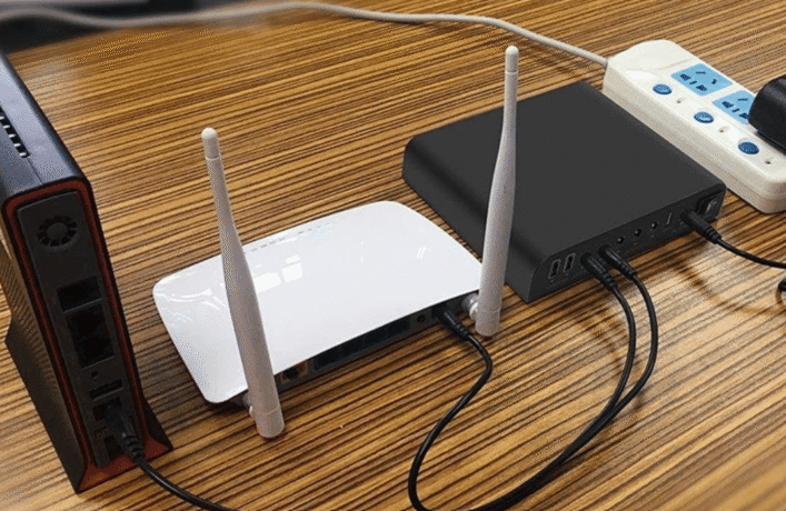 vários roteadores e modems de internet