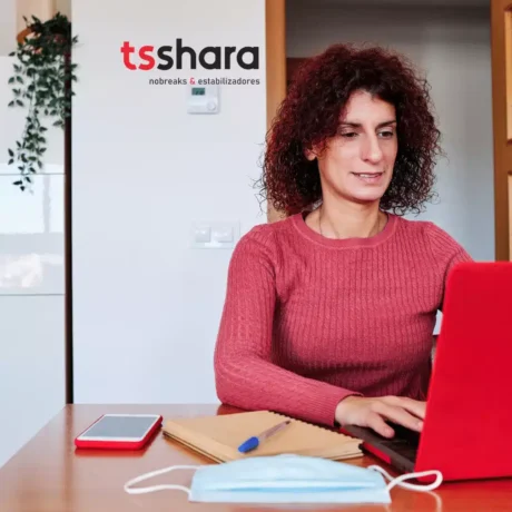 uma mulher trabalhando de home office