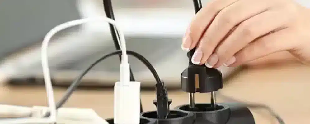 um filtro de linha com várias coisas conectadas a ele