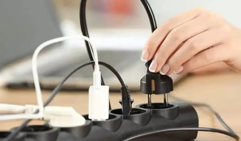 um filtro de linha com várias coisas conectadas a ele