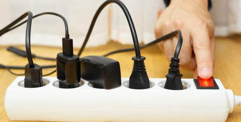 vários equipamentos conectados a um filtro de linha