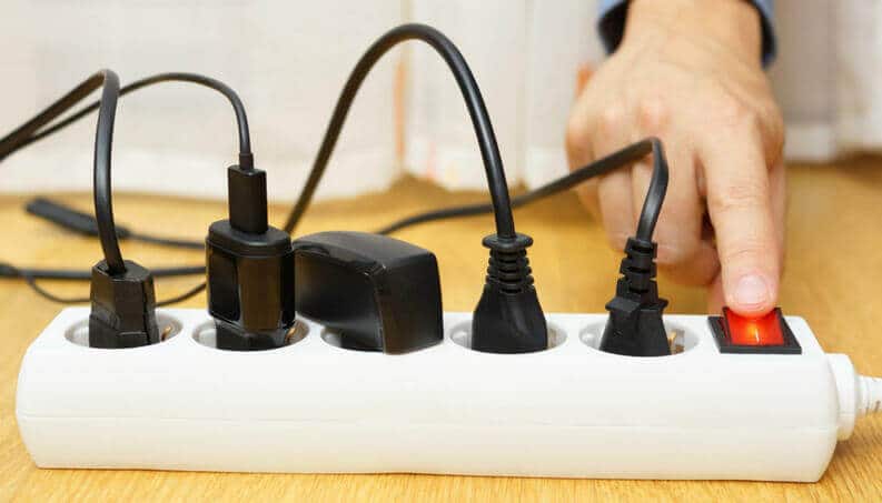 vários equipamentos conectados a um filtro de linha