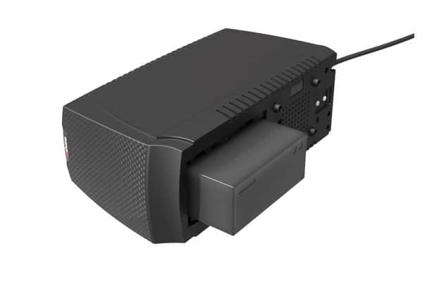 uma bateria sendo colocada em um nobreak