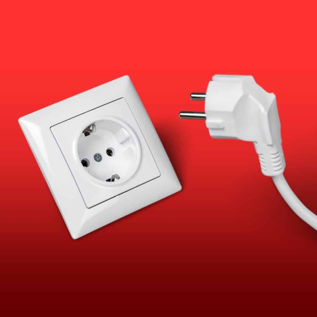 algo sendo conectado a uma tomada