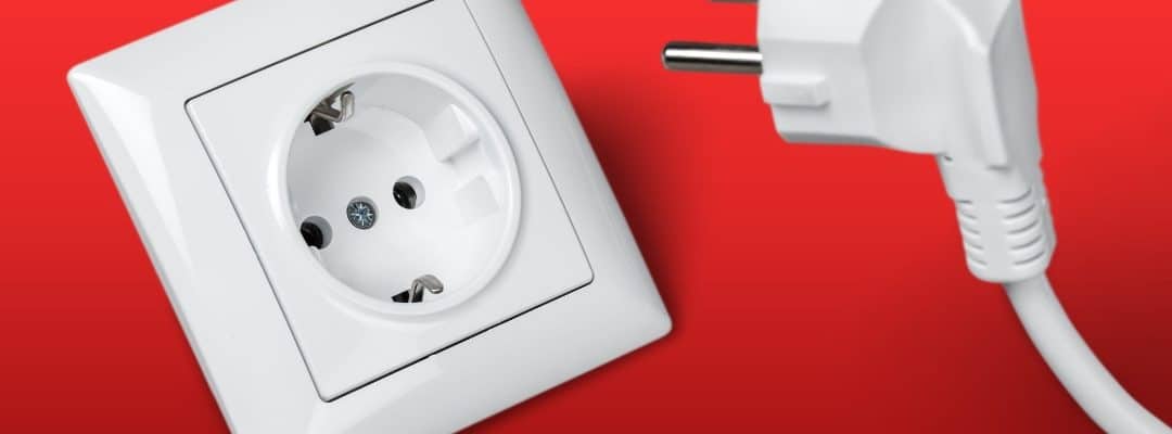 algo sendo conectado a uma tomada