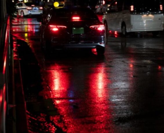 imagem de carros a noite no trafego das ruas