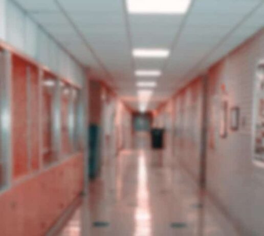 um corredor de hospital