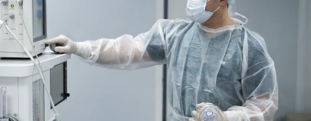 um médico ao lado de um equipamento hospitalar