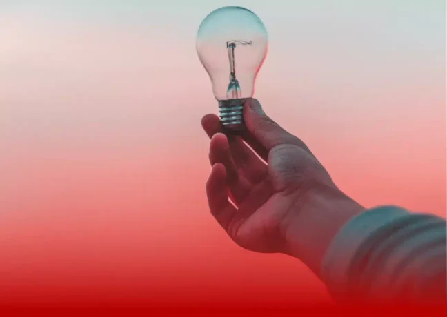 uma mão segurando uma lâmpada
