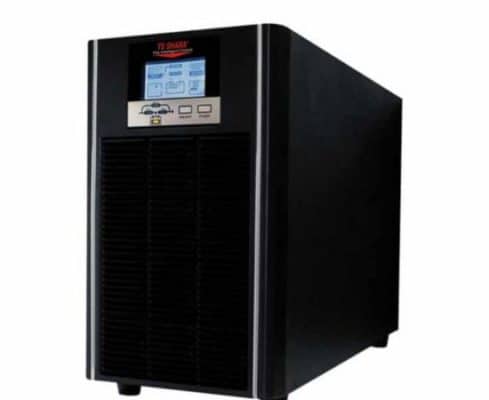 Nobreak preto TS Shara de grande porte com design torre, painel de controle LCD e grade frontal de ventilação