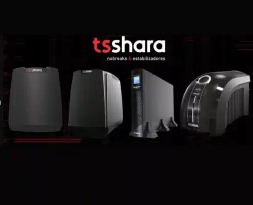 Quatro modelos diferentes de nobreaks e estabilizadores da marca TS Shara, dispostos lado a lado em um fundo preto. Os equipamentos são de cor preta e possuem formatos variados, desde torres mais robustas com display digital até modelos compactos de mesa. O logo 'tsshara nobreaks & estabilizadores' está centralizado na parte superior da imagem