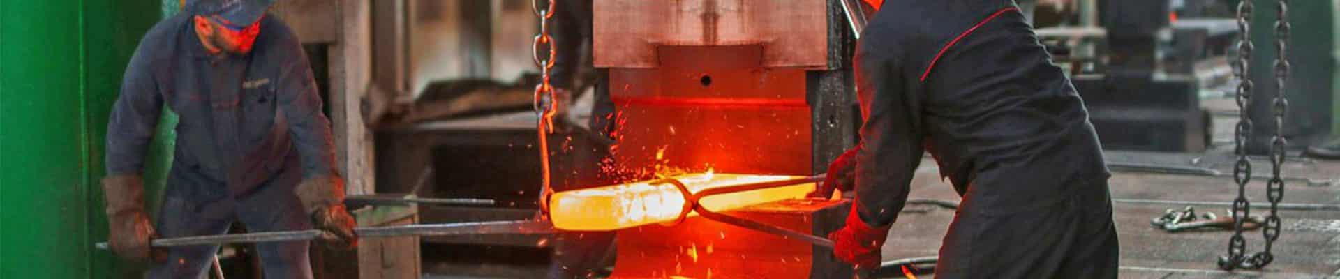 funcionários trabalhando em indústria