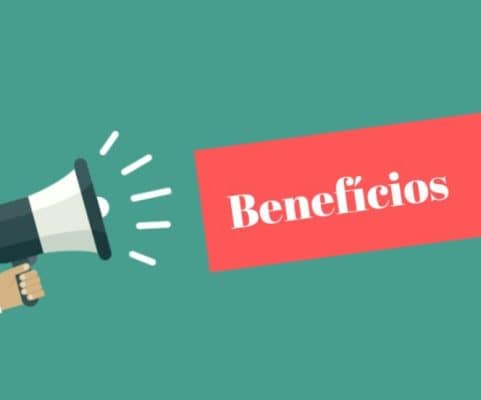 Ilustração de megafone ou alto-falante na mão, emitindo um banner vermelho com a palavra 'Benefícios', sobre um fundo verde-água