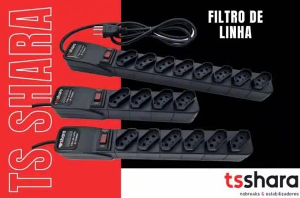 Três filtros de linha pretos da marca TS Shara, de 8, 6 e 4 tomadas, dispostos em um fundo com as cores vermelho e preto