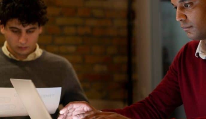 dois homens trabalhando com seus pcs