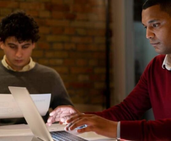 dois homens trabalhando com seus pcs