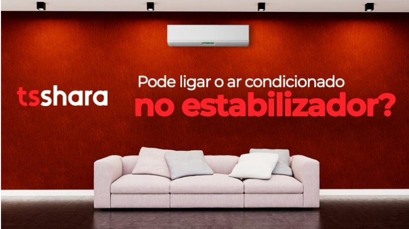 imagem de uma sala com um sofá branco e com ar condicionado