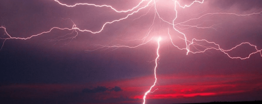 imagem de um raio forte atingindo um local