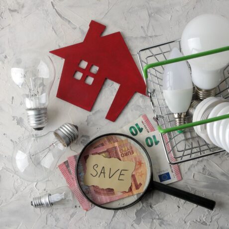 uma imagem de consumo energético, lampadas, conta de luz e desenho de uma casa