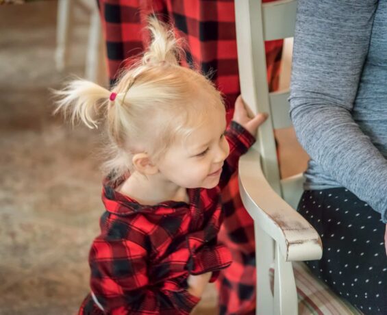 uma criança com uma blusa xadrez vermelha e preta