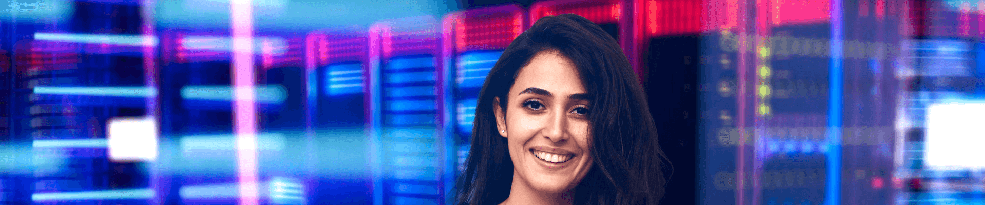 uma moça em um ambiente de trabalho, em servidores