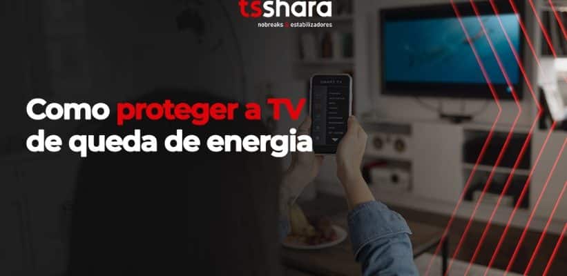 uma mulher apontando o controle pra tv